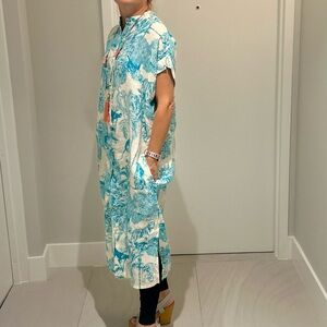 BLUE&WHITE ANIMAL PRINT SAFARI
CHASUBLE BUTTON DOWN ONE SIZE